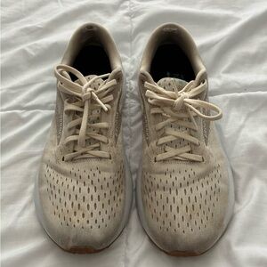 Brooks Ghost Running Shoe. Women's Cream Athletic Shoes. Sz. 9.5